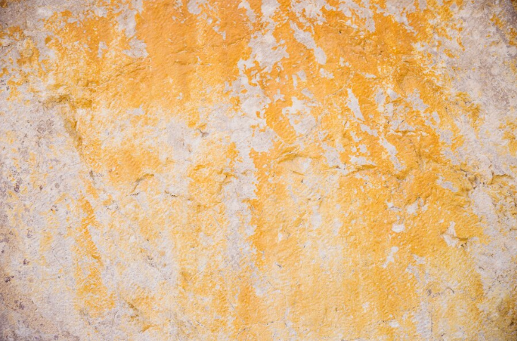 Sárga penész a falon, injektálásos vízszigetelés